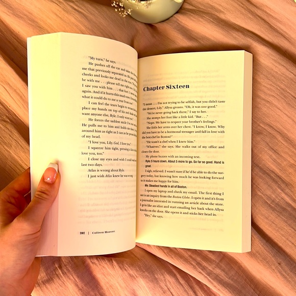 It Ends With Us by Colleen Hoover book - Picture 3 of 3